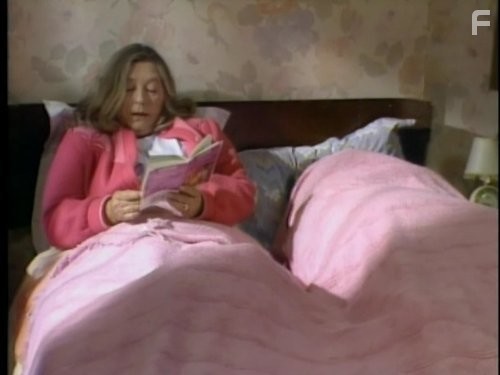 Judy Cornwell and Geoffrey Hughes in Соблюдая приличия (1990)