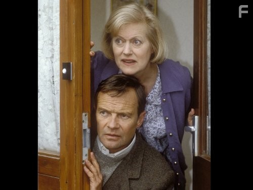 David Griffin and Josephine Tewson in Соблюдая приличия (1990)