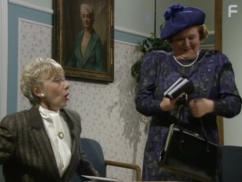 Geraldine Newman and Patricia Routledge in Соблюдая приличия (1990)