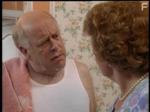 Patricia Routledge and Clive Swift in Соблюдая приличия (1990)