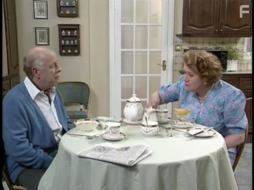 Patricia Routledge and Clive Swift in Соблюдая приличия (1990)