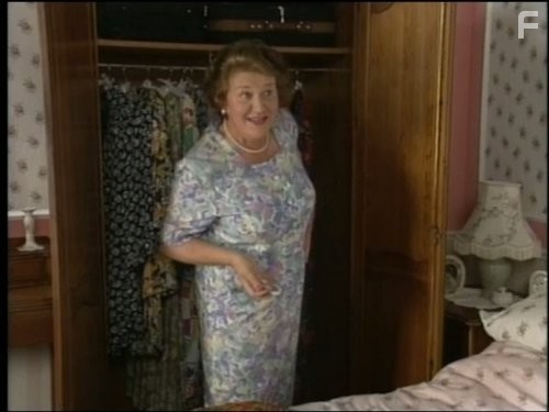 Patricia Routledge in Соблюдая приличия (1990)