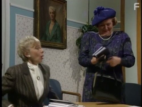 Geraldine Newman and Patricia Routledge in Соблюдая приличия (1990)