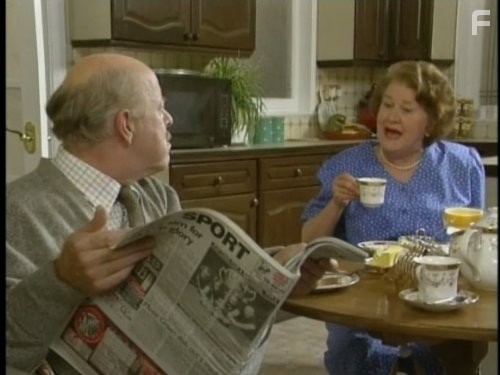 Patricia Routledge and Clive Swift in Соблюдая приличия (1990)