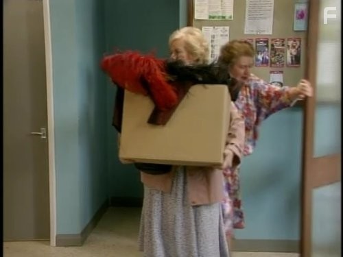 Patricia Routledge and Josephine Tewson in Соблюдая приличия (1990)