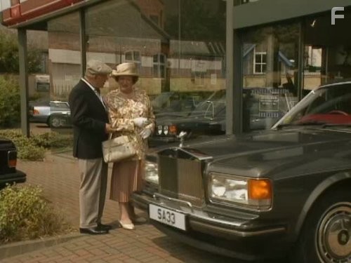 Patricia Routledge and Clive Swift in Соблюдая приличия (1990)