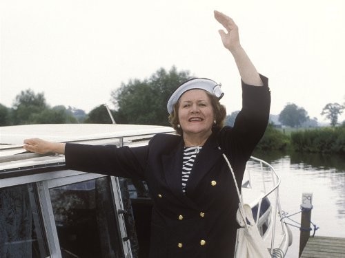 Patricia Routledge in Соблюдая приличия (1990)