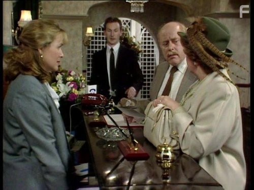 Patricia Routledge and Clive Swift in Соблюдая приличия (1990)