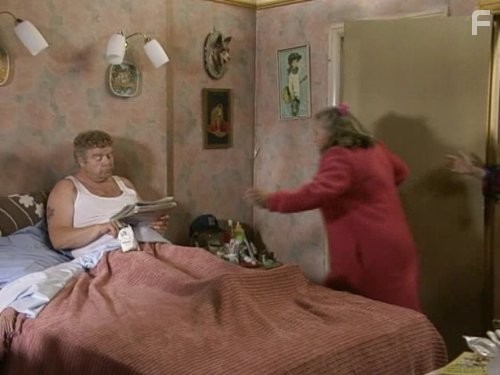 Judy Cornwell and Geoffrey Hughes in Соблюдая приличия (1990)
