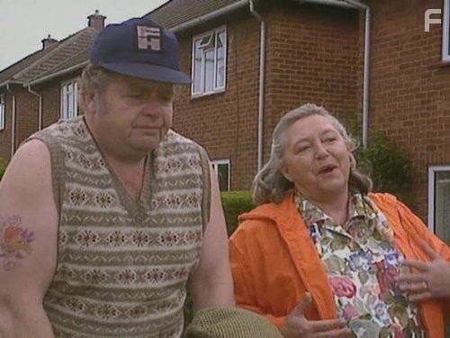 Judy Cornwell and Geoffrey Hughes in Соблюдая приличия (1990)