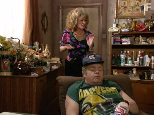 Geoffrey Hughes and Mary Millar in Соблюдая приличия (1990)