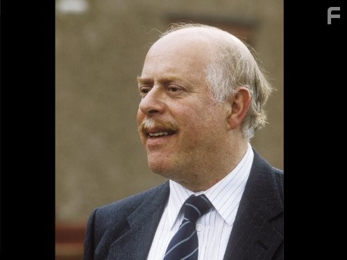 Clive Swift in Соблюдая приличия (1990)