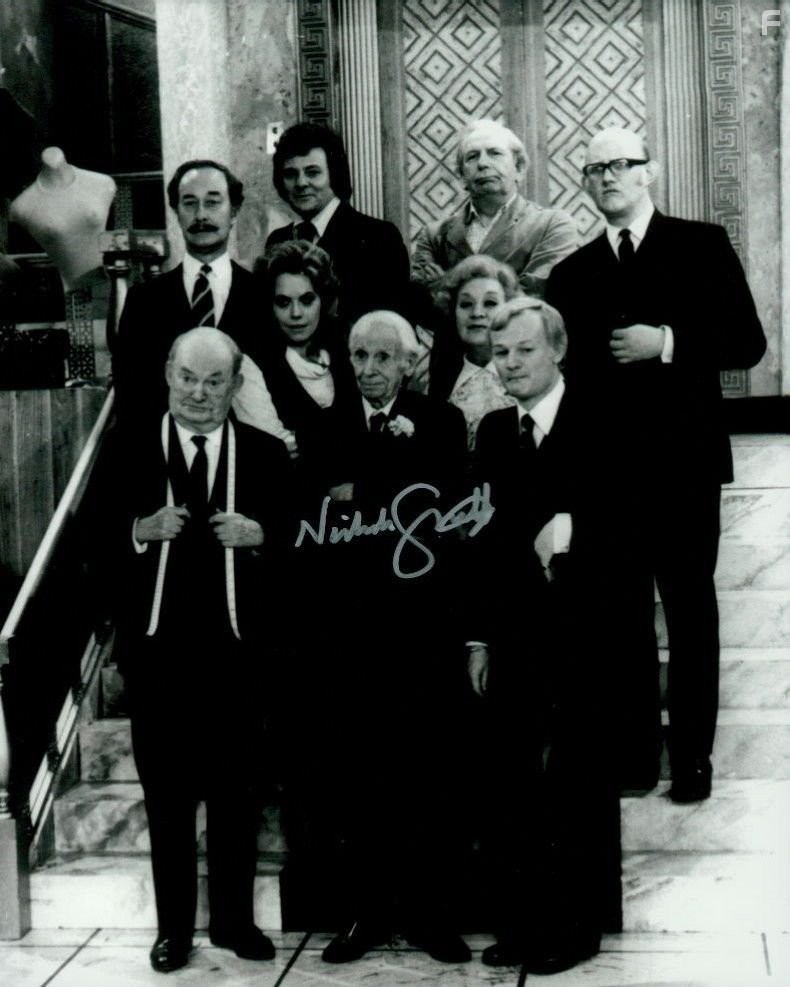 Trevor Bannister, Arthur Brough, Arthur English, John Inman, Wendy Richard, Nicholas Smith, Mollie Sugden, and Frank Thornton in Spasibo za pokupku (1972)
