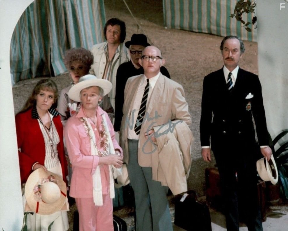 Trevor Bannister, Arthur Brough, John Inman, Wendy Richard, Nicholas Smith, Mollie Sugden, and Frank Thornton in Spasibo za pokupku (1972)