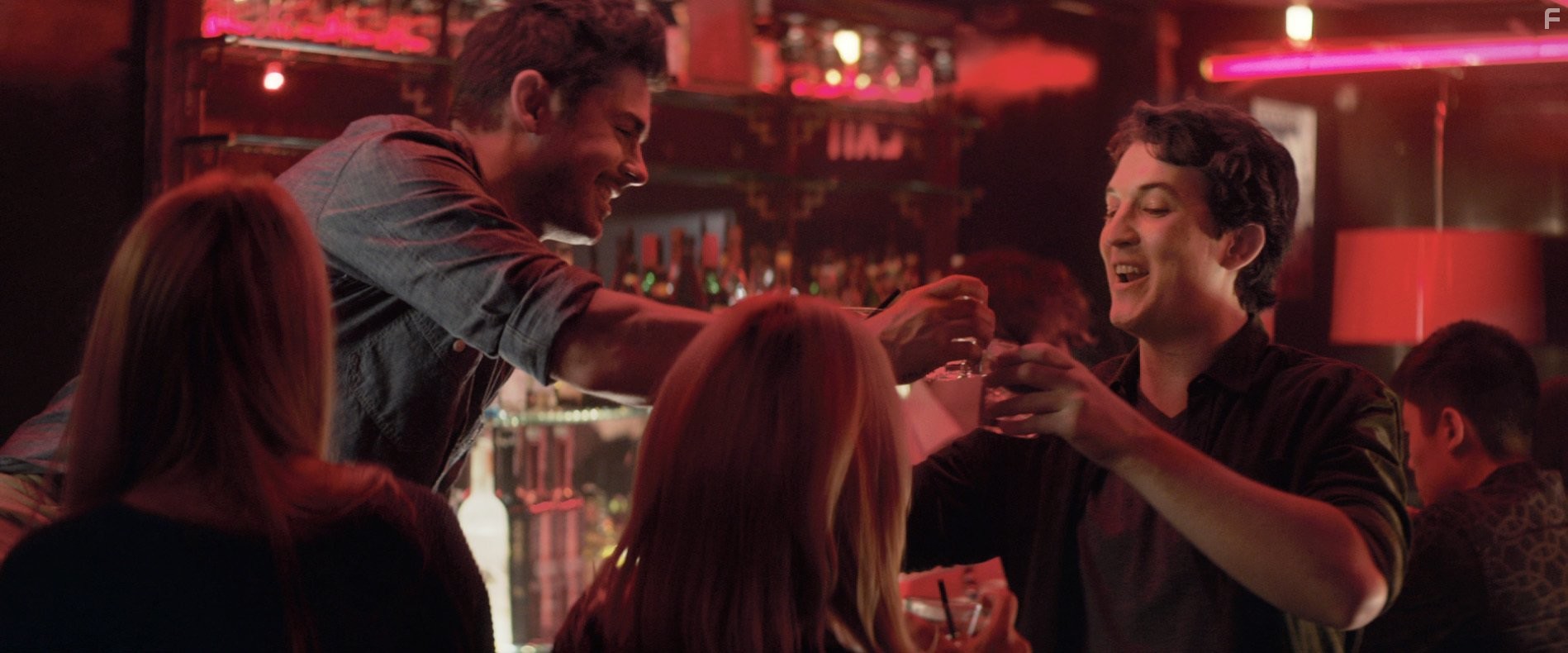 Zac Efron and Miles Teller in Этот неловкий момент (2014)