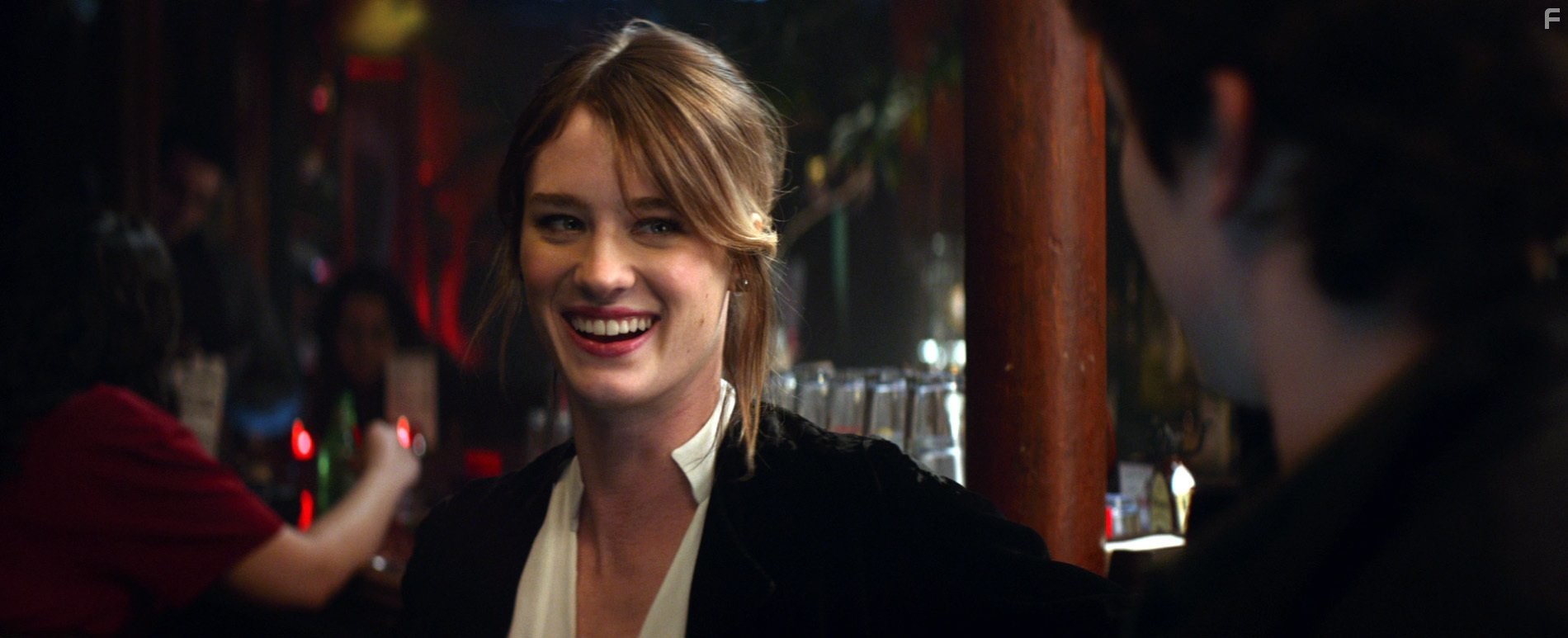 Mackenzie Davis in Этот неловкий момент (2014)