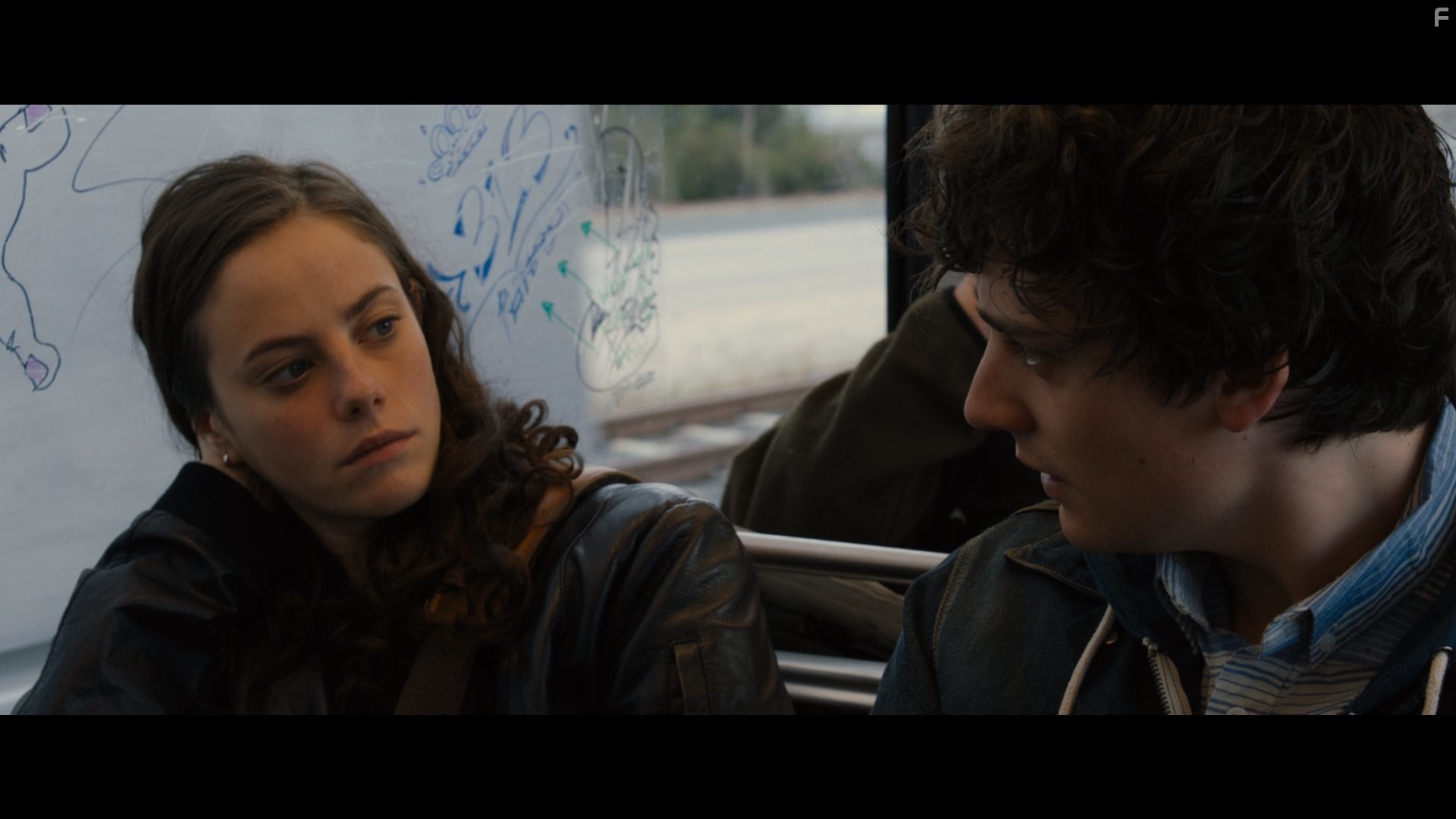 Kaya Scodelario and Aneurin Barnard in Эмануэль и правда о рыбах (2013)