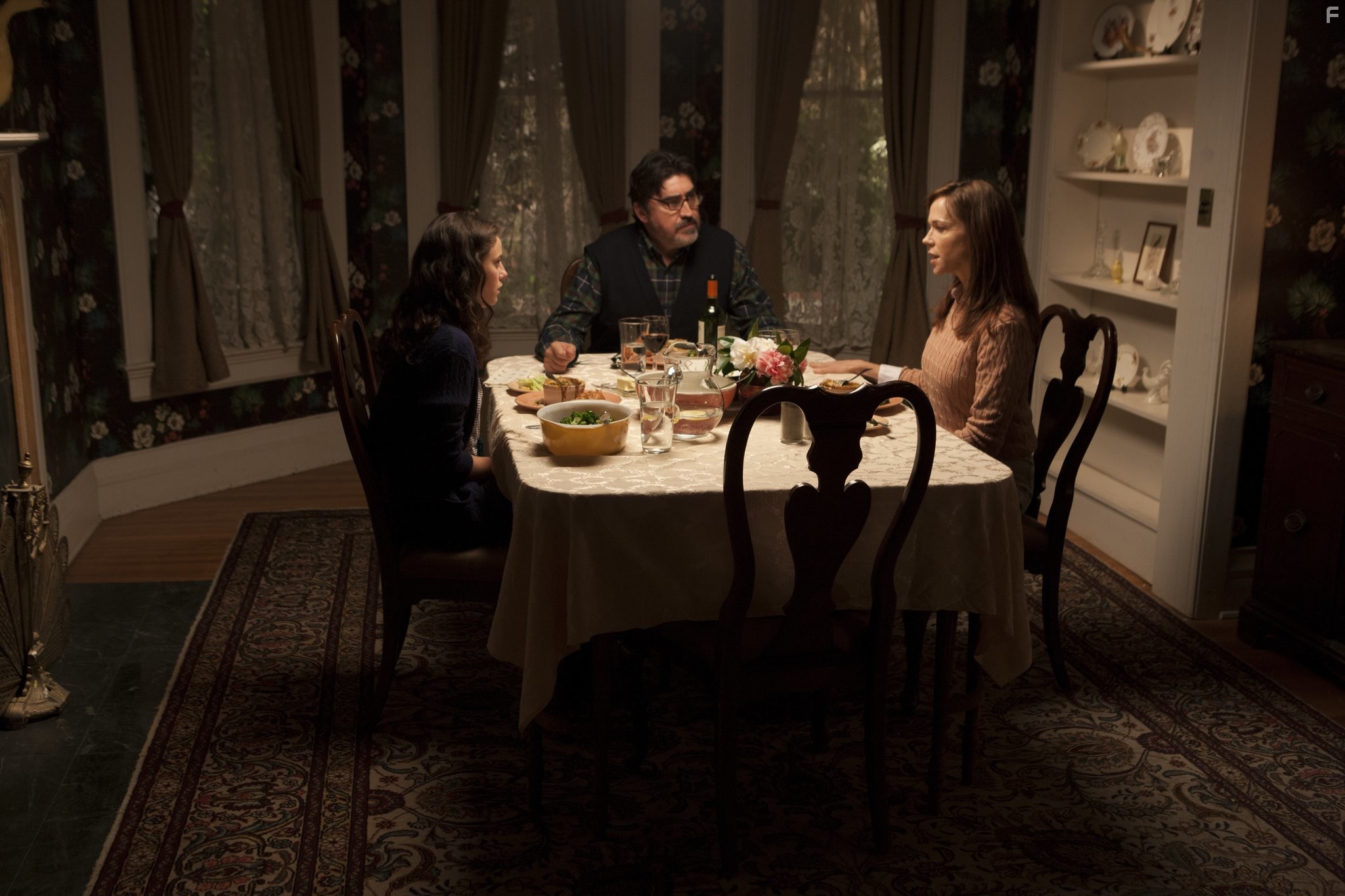 Alfred Molina, Frances O'Connor, and Kaya Scodelario in Эмануэль и правда о рыбах (2013)