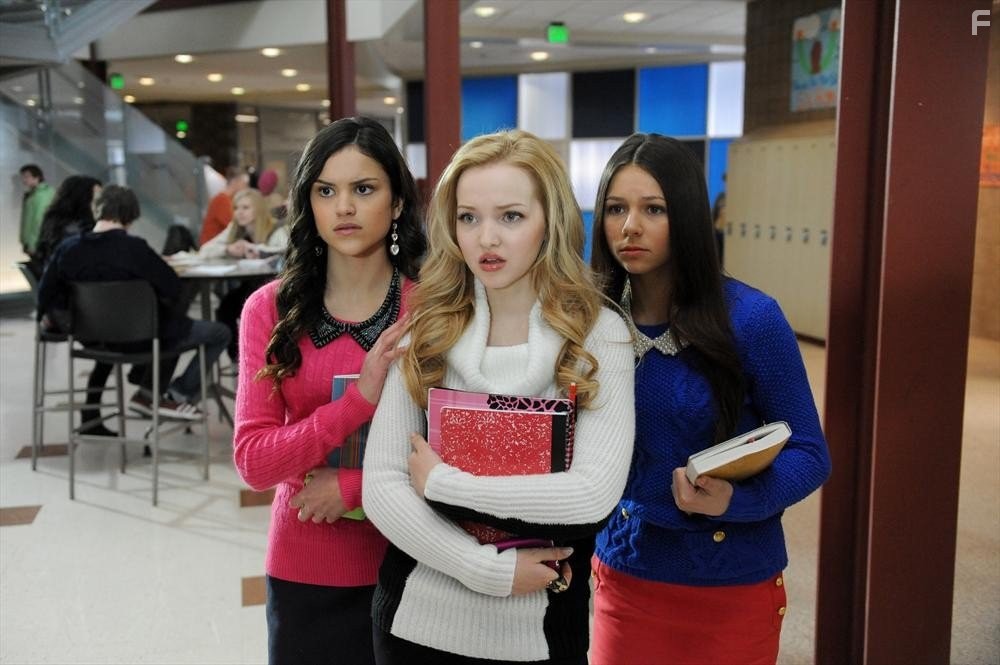 Victoria Moroles, Dove Cameron, and Tatum Chiniquy in Облако 9 (2014)