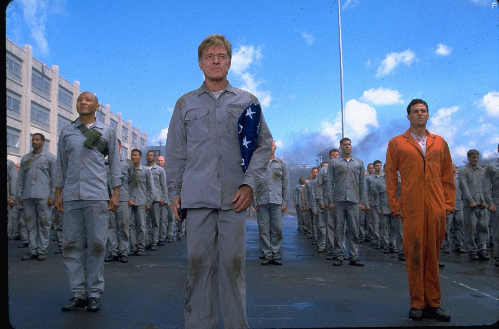 Robert Redford, Paul Calderon, and Mark Ruffalo in Последний замок (2001)