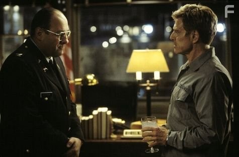 Robert Redford and James Gandolfini in Последний замок (2001)