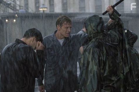 Robert Redford, Clifton Collins Jr., and Steve Burton in Последний замок (2001)