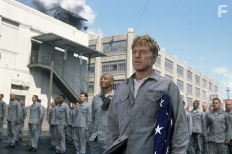 Robert Redford and Paul Calderon in Последний замок (2001)