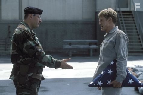 Robert Redford and James Gandolfini in Последний замок (2001)