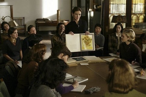 Julia Roberts and Julia Stiles in Улыбка Моны Лизы (2003)