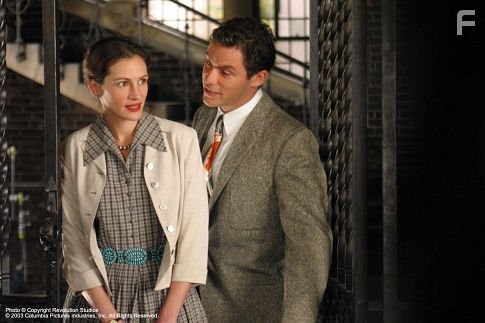 Julia Roberts and Dominic West in Улыбка Моны Лизы (2003)