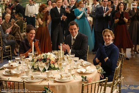 Julia Roberts and Dominic West in Улыбка Моны Лизы (2003)