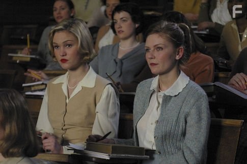 Kirsten Dunst and Julia Stiles in Улыбка Моны Лизы (2003)