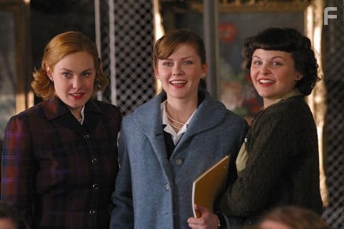 Kirsten Dunst, Laura Allen, and Ginnifer Goodwin in Улыбка Моны Лизы (2003)