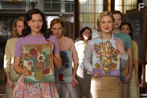 Julia Stiles and Maggie Gyllenhaal in Улыбка Моны Лизы (2003)