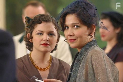 Ginnifer Goodwin and Maggie Gyllenhaal in Улыбка Моны Лизы (2003)