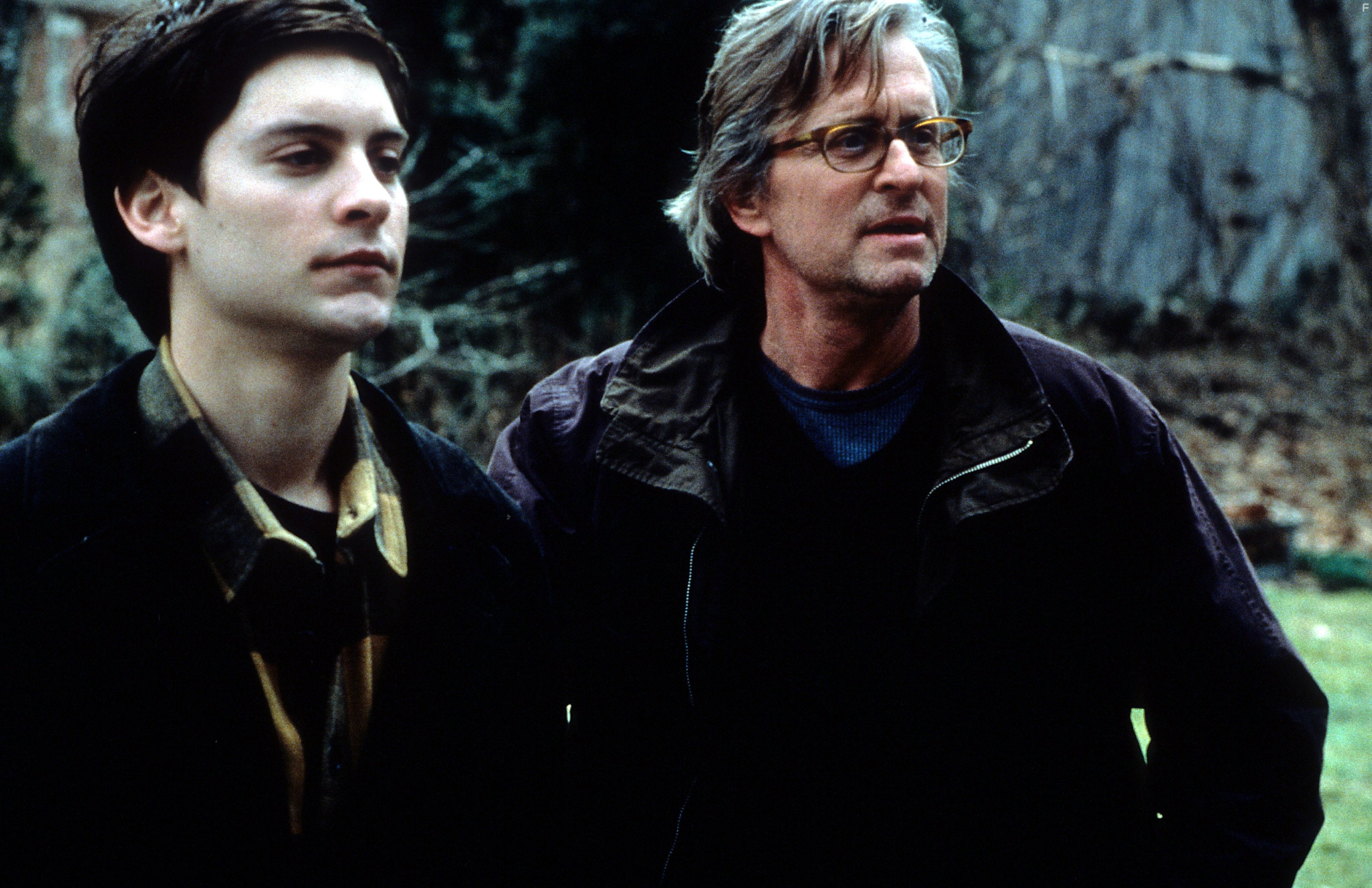 Michael Douglas and Tobey Maguire in Вундеркинды (2000)