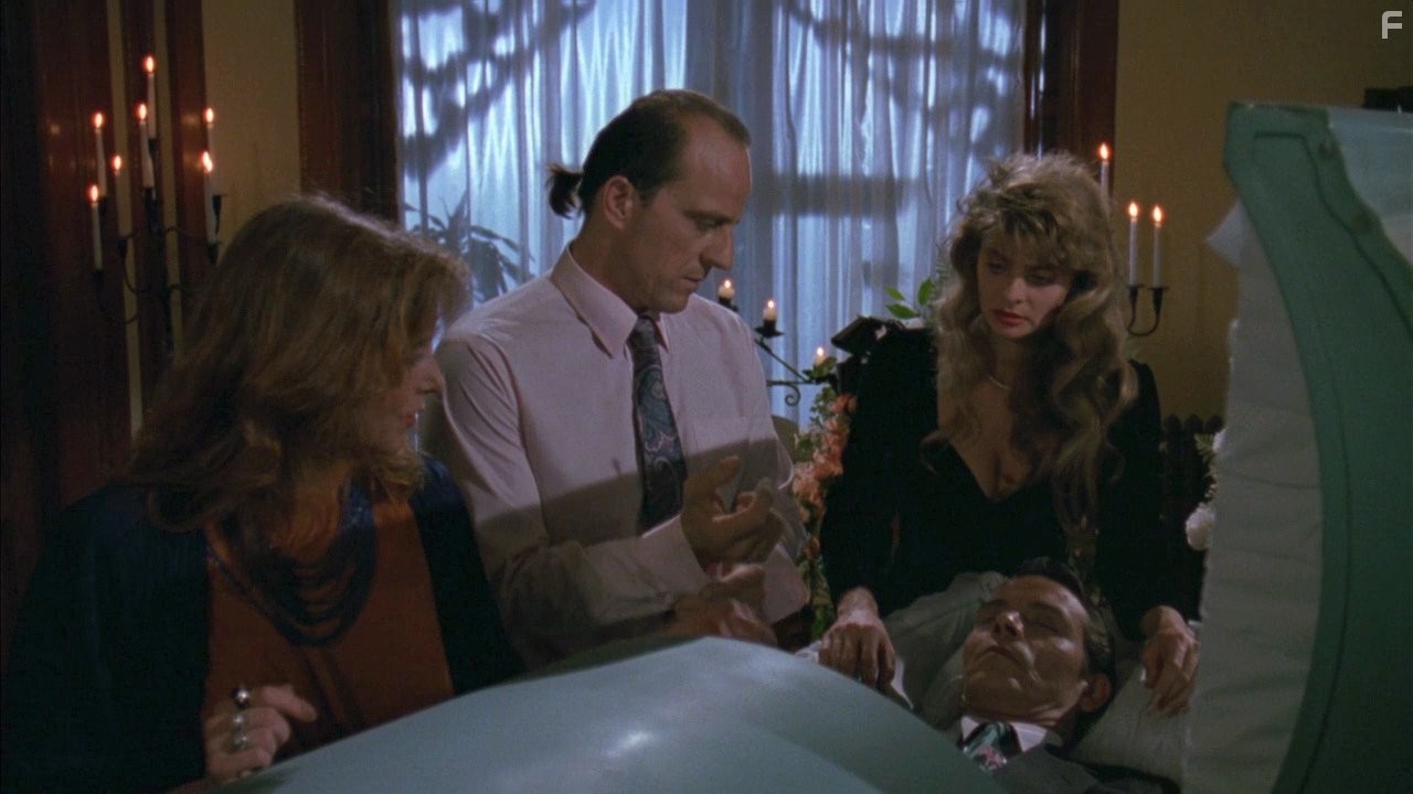 Irene Miracle and Jimmie F. Skaggs in Повелитель кукол (1989)