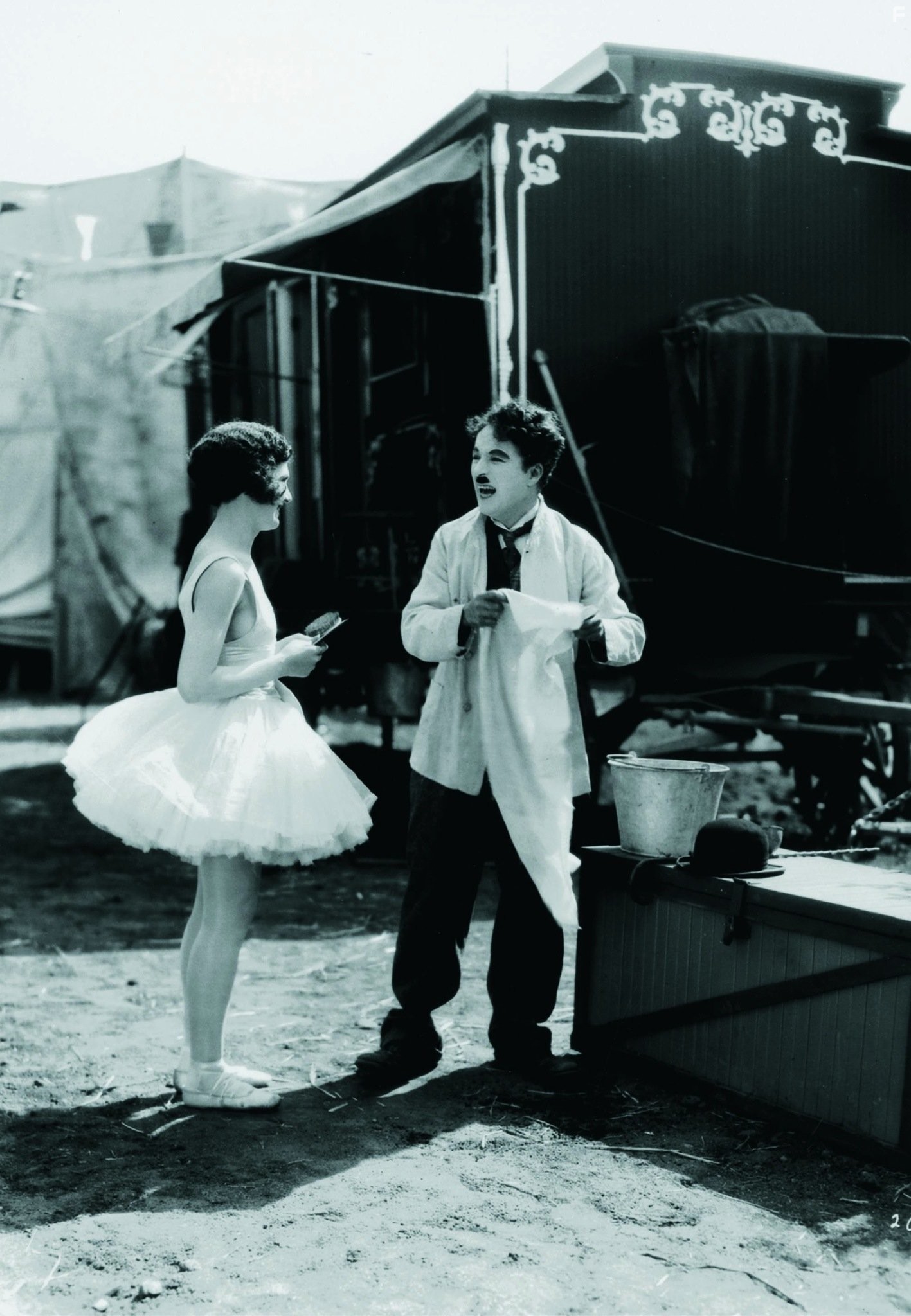 Charles Chaplin and Merna Kennedy in Цирк (1928)