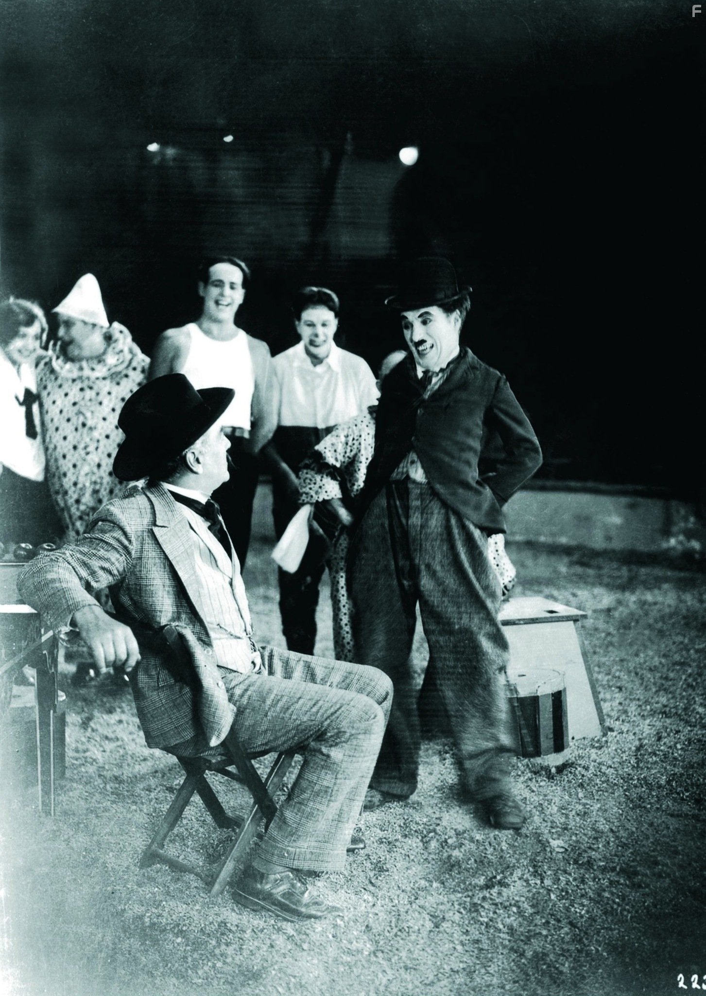 Charles Chaplin, Al Ernest Garcia, and Merna Kennedy in Цирк (1928)