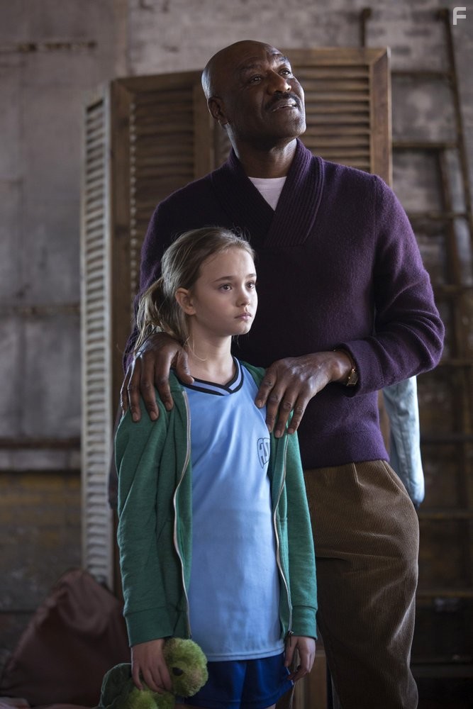 Delroy Lindo and Johnny Sequoyah in Beрь (2014)