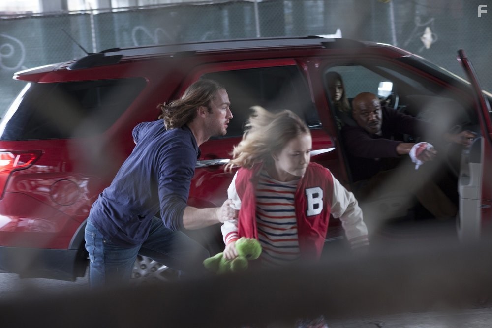 Delroy Lindo, Jamie Chung, Jake McLaughlin, and Johnny Sequoyah in Beрь (2014)