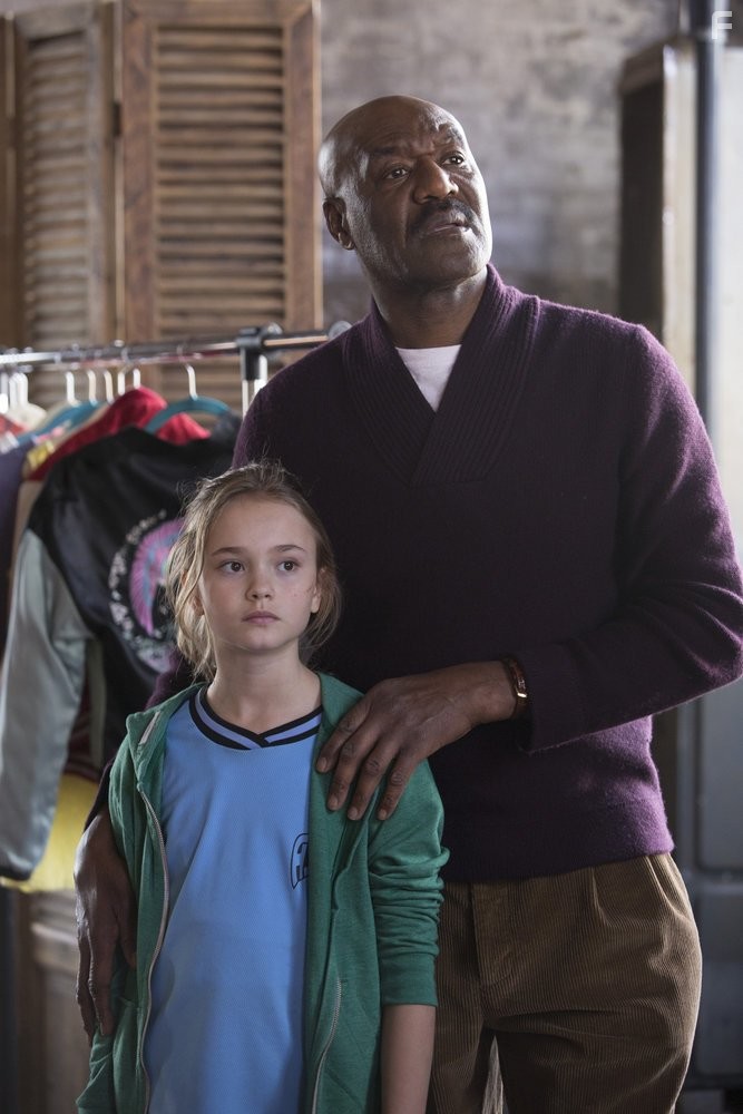 Delroy Lindo and Johnny Sequoyah in Beрь (2014)