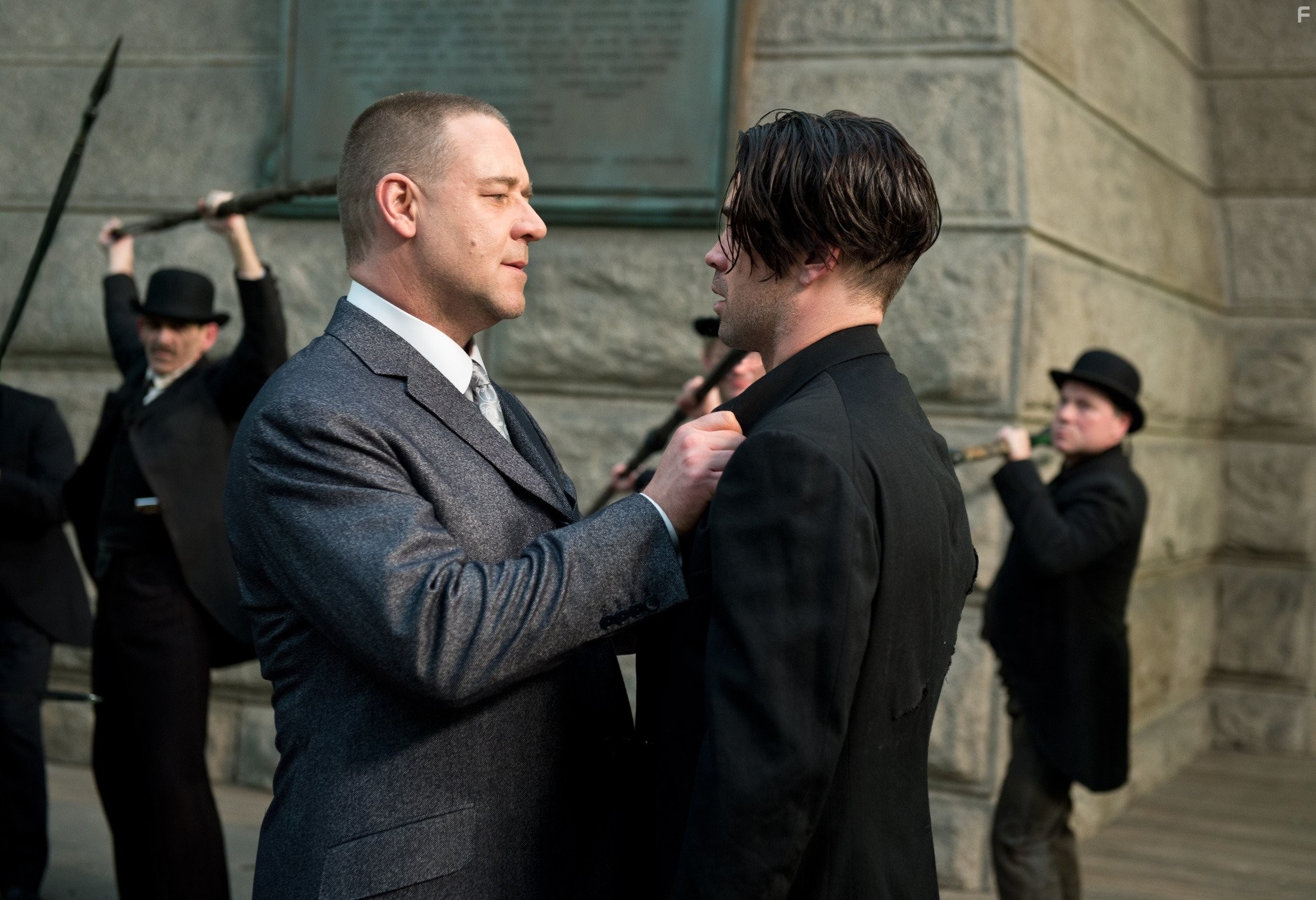 Russell Crowe and Colin Farrell in Любовь сквозь время (2014)
