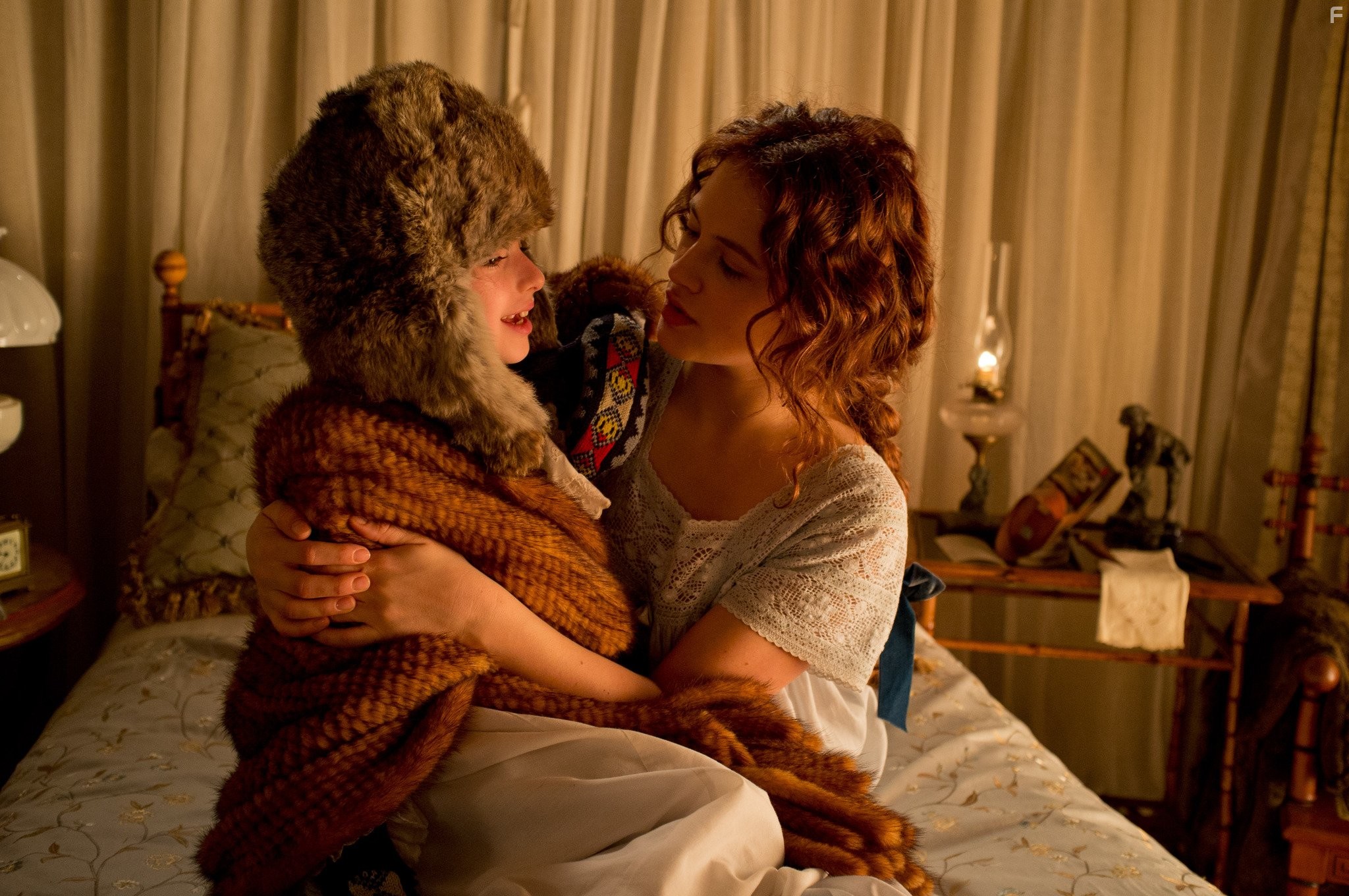 Jessica Brown Findlay and Mckayla Twiggs in Любовь сквозь время (2014)