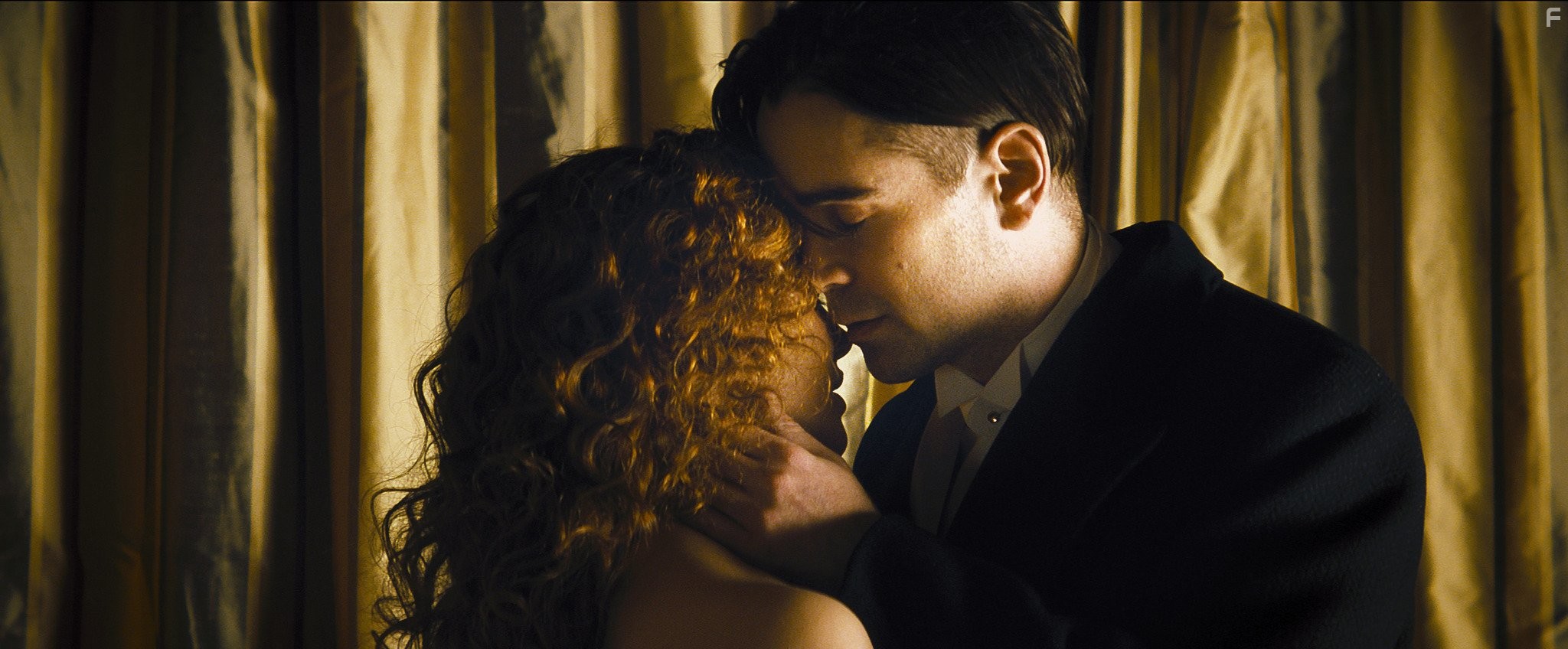 Colin Farrell and Jessica Brown Findlay in Любовь сквозь время (2014)