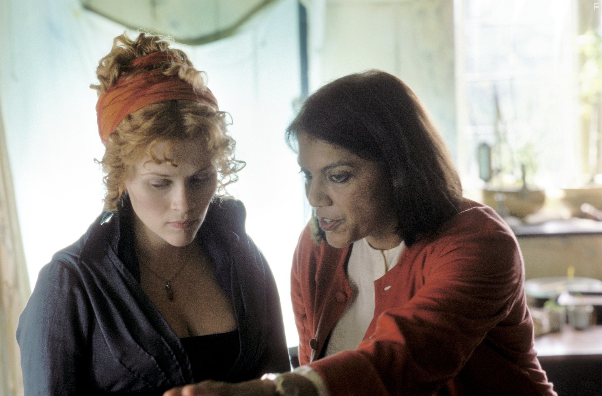 Reese Witherspoon and Mira Nair in Ярмарка тщеславия (2004)