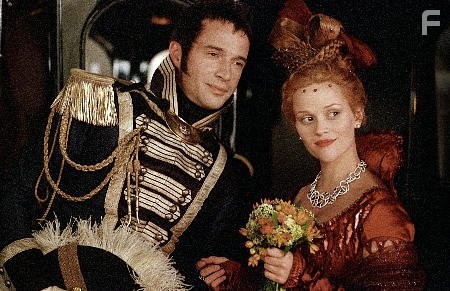 Reese Witherspoon and James Purefoy in Ярмарка тщеславия (2004)