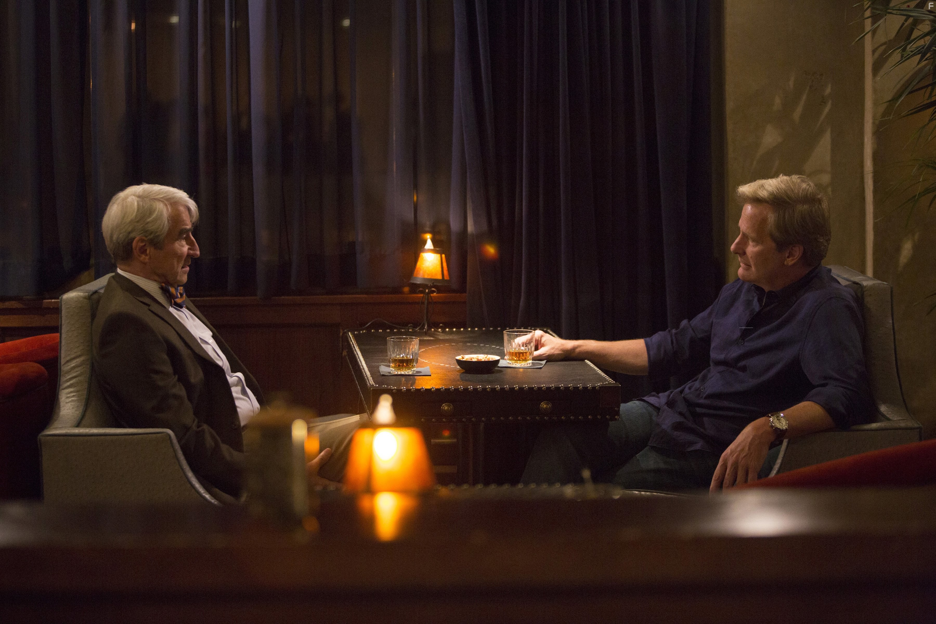 Jeff Daniels and Sam Waterston in Новости (2012)