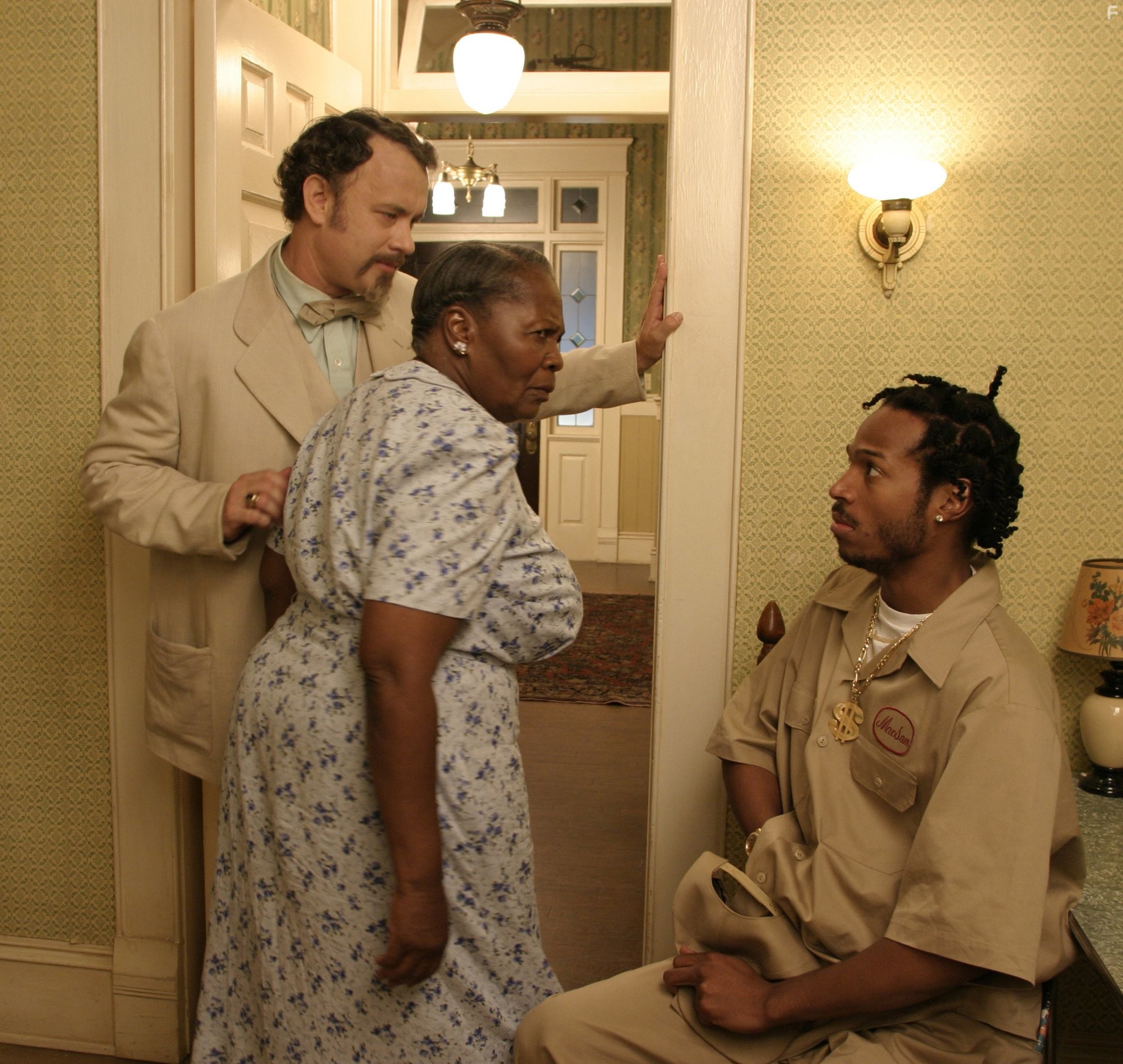 Tom Hanks, Marlon Wayans, and Irma P. Hall in Игры джентльменов (2004)