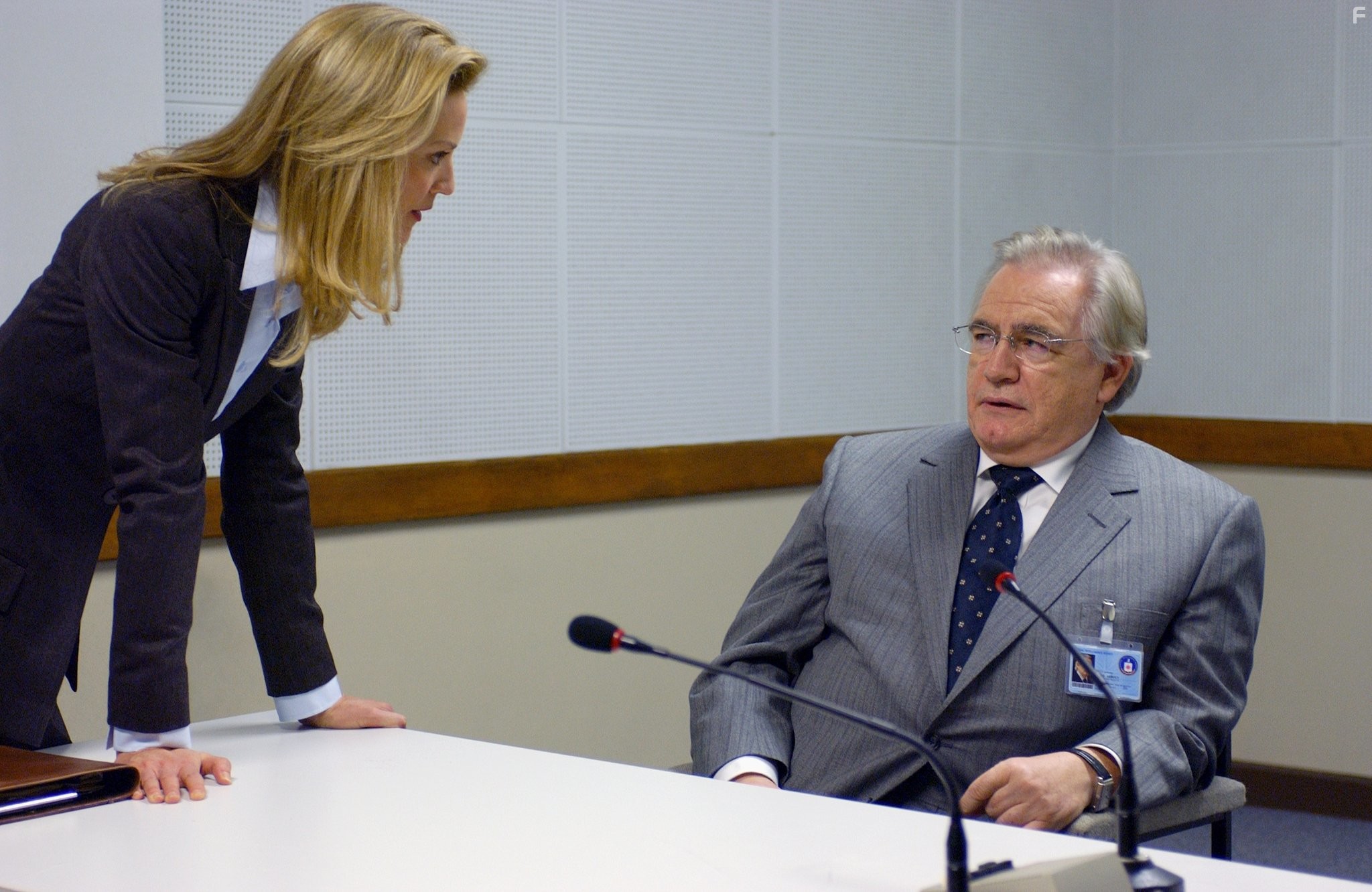 Joan Allen and Brian Cox in Превосходство Борна (2004)